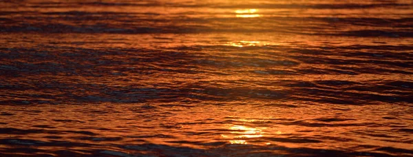 Mar Báltico Atardecer Cielo Dramático Luz Dorada Reflejándose Agua Patrón — Foto de Stock