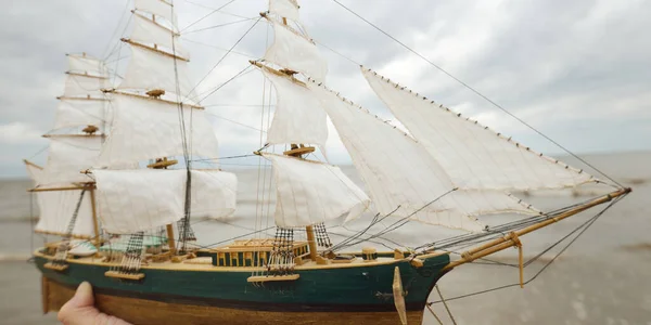 Antiquariánus Méretarányú Modell Clipper Magas Hajóról Közelről Drámai Égbolt Háttérben — Stock Fotó
