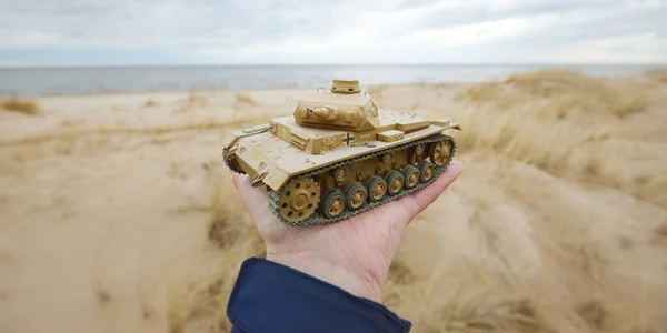 German Wwii Panzer Iii Scale Model Toy Tank Hand Close — Stock Photo, Image