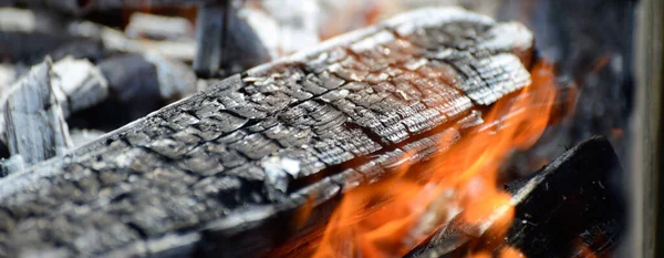 Holzkohlegrill Brennendes Brennholz Flamme Und Rauch Aus Nächster Nähe Sommerurlaub — Stockfoto