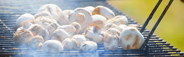 Carbón Parrilla Champiñones Champiñones Humo Cerca Culinario Alimentación Saludable Estilo —  Fotos de Stock