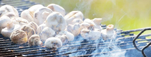 Węgiel Drzewny Grillowane Grzyby Champignon Dym Zbliżenie Kulinarne Zdrowe Odżywianie — Zdjęcie stockowe