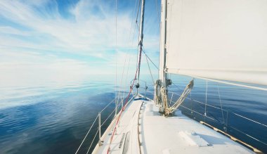 Günbatımında beyaz yelkenli tekneyle denize açılacak. Fırtınadan sonra gökyüzü açık. Güverteden pruvaya, direğe, yelkenlere bakın. Ulaşım, seyahat, gezi, spor, eğlence, boş zaman aktivitesi, yarış, yelkenli yarışı
