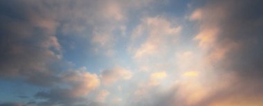 Fırtınadan sonra parlayan pembe ve altın bulutlu açık mavi gökyüzü. Dramatik gün batımı bulutları. Sanat, meteoroloji, cennet, umut, barış kavramları. Grafiksel kaynaklar, resimsel panoramik manzara