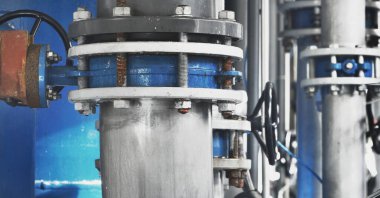 Büyük endüstriyel su arıtma ve kazan dairesi. Parlak çelik borular, pompalar, vanalar. Endüstri, teknoloji, özel ekipman, biyoteknoloji, kimya, ekoloji, ısıtma, işyeri güvenliği