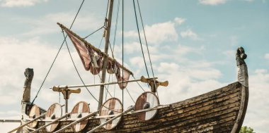 Eski tahta viking snekkja uzun gemi tipi, yakın plan. Denizcilik gemisi, uzun gemi, geleneksel zanaat, vintage, tarihi eser, geçmiş, tarihi canlandırma, İskandinav kültürü