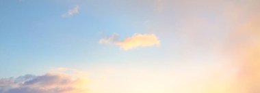 Fırtınadan sonra parlayan pembe ve altın bulutlu açık mavi gökyüzü. Dramatik gün batımı bulutları. Sanat, meteoroloji, cennet, umut, barış kavramları. Grafiksel kaynaklar, resimsel panoramik manzara