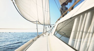 Günbatımında beyaz yelkenli tekneyle denize açılacak. Fırtınadan sonra gökyüzü açık. Güverteden pruvaya, direğe, yelkenlere bakın. Ulaşım, seyahat, gezi, spor, eğlence, boş zaman aktivitesi, yarış, yelkenli yarışı