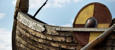 Eski tahta viking snekkja uzun gemi tipi, yakın plan. Denizcilik gemisi, uzun gemi, geleneksel zanaat, vintage, tarihi eser, geçmiş, tarihi canlandırma, İskandinav kültürü