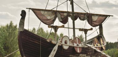 Eski tahta viking snekkja uzun gemi tipi, yakın plan. Denizcilik gemisi, uzun gemi, geleneksel zanaat, vintage, tarihi eser, geçmiş, tarihi canlandırma, İskandinav kültürü