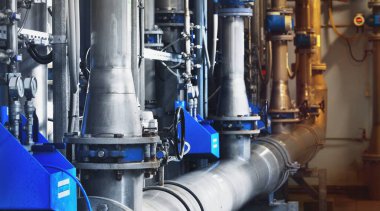 Büyük endüstriyel su arıtma ve kazan dairesi. Parlak çelik borular, pompalar, vanalar. Endüstri, teknoloji, özel ekipman, biyoteknoloji, kimya, ekoloji, ısıtma, işyeri güvenliği