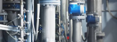 Büyük endüstriyel su arıtma ve kazan dairesi. Parlak çelik borular, pompalar, vanalar. Endüstri, teknoloji, özel ekipman, biyoteknoloji, kimya, ekoloji, ısıtma, işyeri güvenliği