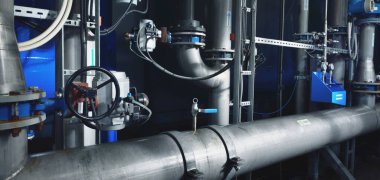 Büyük endüstriyel su arıtma ve kazan dairesi. Parlak çelik borular, pompalar, vanalar. Endüstri, teknoloji, özel ekipman, biyoteknoloji, kimya, ekoloji, ısıtma, işyeri güvenliği