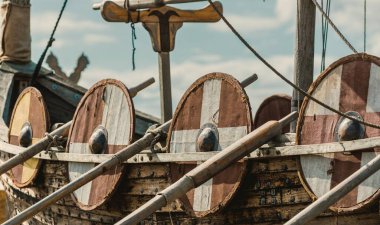 Eski tahta viking snekkja uzun gemi tipi, yakın plan. Denizcilik gemisi, uzun gemi, geleneksel zanaat, vintage, tarihi eser, geçmiş, tarihi canlandırma, İskandinav kültürü