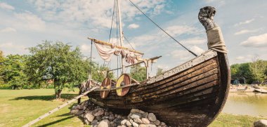 Eski tahta viking snekkja uzun gemi tipi, yakın plan. Denizcilik gemisi, uzun gemi, geleneksel zanaat, vintage, tarihi eser, geçmiş, tarihi canlandırma, İskandinav kültürü