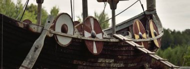 Eski tahta viking snekkja uzun gemi tipi, yakın plan. Denizcilik gemisi, uzun gemi, geleneksel zanaat, vintage, tarihi eser, geçmiş, tarihi canlandırma, İskandinav kültürü