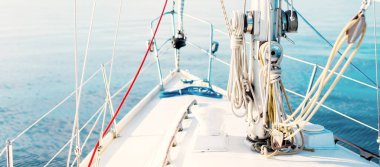 Günbatımında beyaz yelkenli tekneyle denize açılacak. Fırtınadan sonra gökyüzü açık. Güverteden pruvaya, direğe, yelkenlere bakın. Ulaşım, seyahat, gezi, spor, eğlence, boş zaman aktivitesi, yarış, yelkenli yarışı