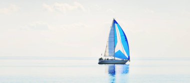 Yelkenli yat yarışı. Mavi yelkenli modern yelkenli yarışı. Açık bir yaz günü. Kiel, Almanya