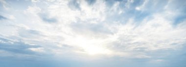 Süslü bulutlar. Dramatik bir gökyüzü. Destansı fırtına bulutları. Yumuşak güneş ışığı. Panoramik görüntü, doku, arkaplan, grafik kaynakları, tasarım, kopyalama alanı. Meteoroloji, cennet, umut, barış kavramı