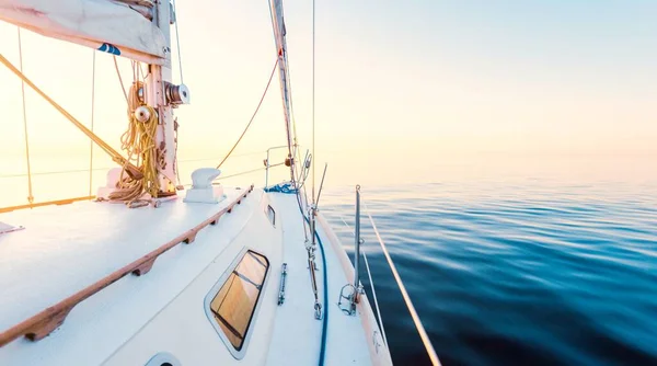 White Yacht Sailing Still Water Sunset View Deck Bow Mast — Stockfoto