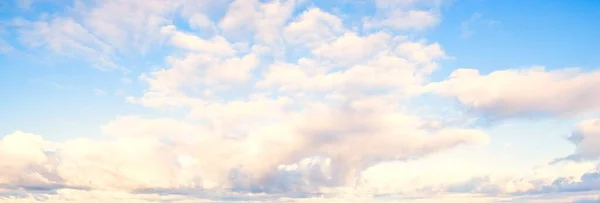 Jasne Błękitne Niebo Świecącymi Różowymi Złotymi Chmurami Burzy Dramatyczny Zachmurzony — Zdjęcie stockowe