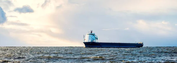 Grande Navio Carga Navegando Mar Báltico Pôr Sol Luz Solar — Fotografia de Stock