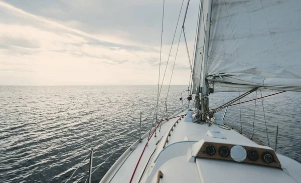 日落时 白色的小船在游艇上航行 风暴过后天空晴朗 从甲板到船头 休闲活动 赛马场 赛马场 — 图库照片