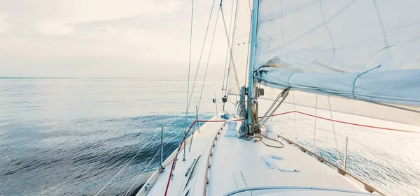 Білий Шлюп Накрив Яхту Пливла Заході Сонця Чисте Небо Після — стокове фото