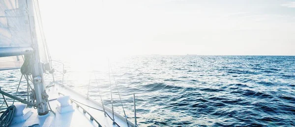 Günbatımında Beyaz Yelkenli Tekneyle Denize Açılacak Fırtınadan Sonra Gökyüzü Açık — Stok fotoğraf