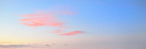 风暴过后 蓝蓝的天空闪烁着粉色和金色的云彩 戏剧性的日落笼罩在云雾之中 概念艺术 气象学 图形资源 风景如画的全景 — 图库照片