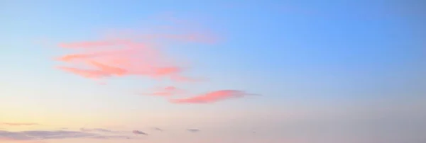 Clear Blue Sky Glowing Pink Golden Clouds Storm Dramatic Sunset — Stock Photo, Image