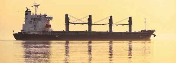 Gran Buque Carga Navegando Mar Báltico Atardecer Suave Luz Dorada —  Fotos de Stock