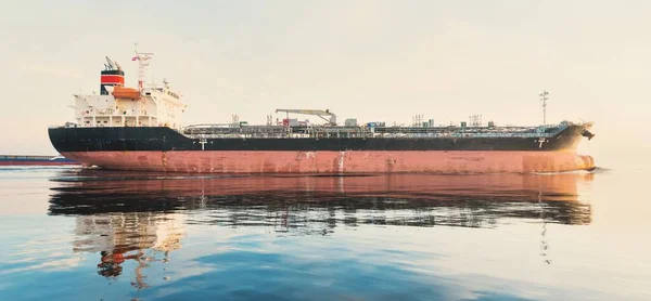 Groot Vrachtschip Varen Oostzee Bij Zonsondergang Zacht Gouden Zonlicht Begrip — Stockfoto