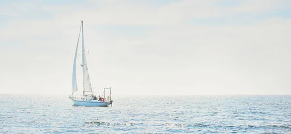 White Sloop Rigged Yacht Sailing Mediterranean Sea Clear Sunny Day — Fotografia de Stock