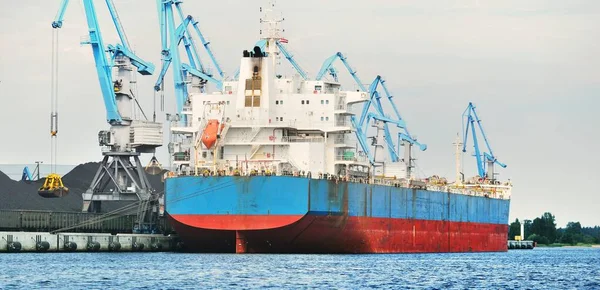 港湾ターミナルでの大型貨物船積 パノラマビュー 貨物輸送 国際通信 — ストック写真