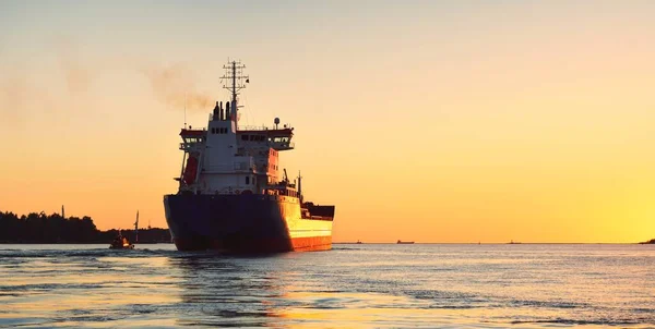 Duży Statek Towarowy Pływający Bałtyku Zachodzie Słońca Miękkie Złote Światło — Zdjęcie stockowe