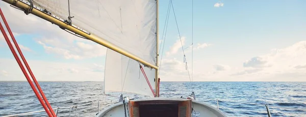 White Sloop Rigged Yacht Sailing Sunset Clear Sky Storm View — 图库照片