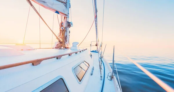 日落时 白色游艇在平静的水里航行 从甲板到船头的景色 让人目瞪口呆关于水的反思 波罗的海 生活方式 — 图库照片