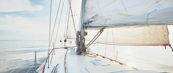 Sloop Blanc Gréé Yacht Voile Coucher Soleil Ciel Dégagé Après — Photo