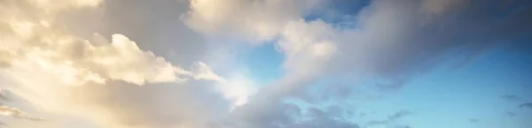 Céu Azul Claro Com Nuvens Rosa Douradas Brilhantes Após Tempestade — Fotografia de Stock