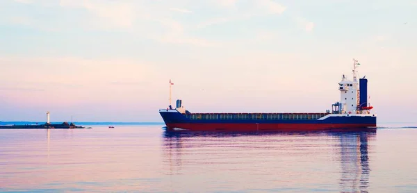 Duży Statek Towarowy Pływający Bałtyku Zachodzie Słońca Miękkie Złote Światło — Zdjęcie stockowe