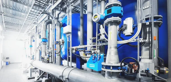 Große Industrielle Wasseraufbereitung Und Heizraum Glänzende Stahlrohre Pumpen Ventile Industrie — Stockfoto