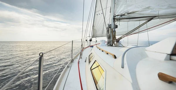 Kapal Pesiar Putih Siap Berlayar Saat Matahari Terbenam Langit Cerah — Stok Foto