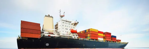 Large Cargo Container Ship Sailing Open Sea Usa Panoramic View — стоковое фото