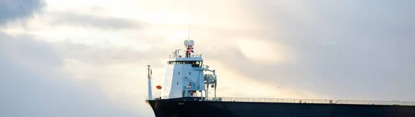 Groot Vrachtschip Varen Oostzee Bij Zonsondergang Zacht Gouden Zonlicht Begrip — Stockfoto