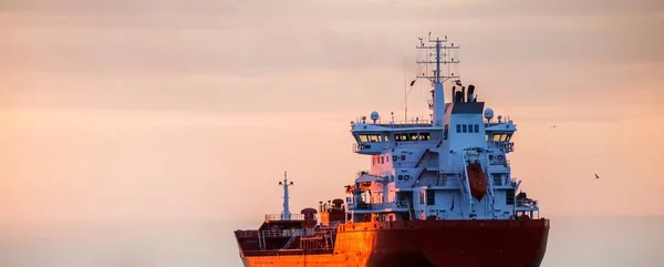 Gran Buque Carga Navegando Mar Báltico Atardecer Suave Luz Dorada —  Fotos de Stock