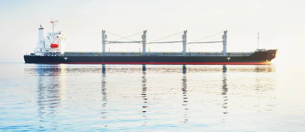 Grande Navio Carga Navegando Mar Báltico Pôr Sol Luz Solar — Fotografia de Stock