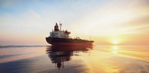 日没時にバルト海を航行する大型貨物船 柔らかい黄金の太陽 概念の海景 セーリングボートからのパノラマビュー 貨物輸送 — ストック写真