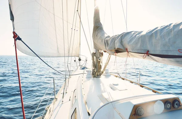 Kapal Pesiar Putih Siap Berlayar Saat Matahari Terbenam Langit Cerah — Stok Foto