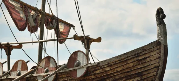 Viejos Vikingos Madera Tipo Snekkja Longship Primer Plano Barco Náutico —  Fotos de Stock